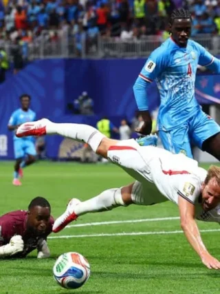 Kontroversi VAR! Kane Gagal Dapat Penalti, Alan Shearer Naik Pitam