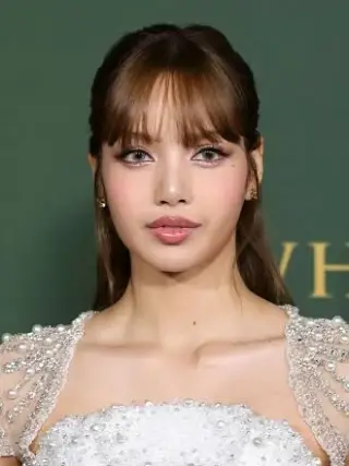 Viral! Lisa BLACKPINK Makan Malam Bareng Pria Misterius di Thailand, Siapa Dia?