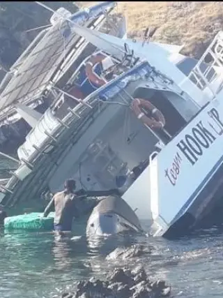 Detik-Detik Mencekam! Speedboat Hook Up Tabrak Karang di Labuan Bajo