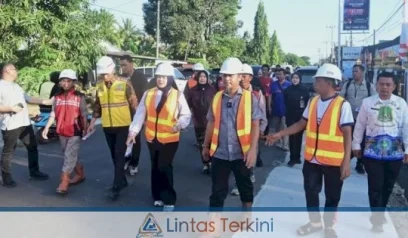 Gubernur Sulsel Tinjau Pengaspalan Jalan 9,3 Km Pangkajene-Rappang, Target Rampung Tepat Waktu