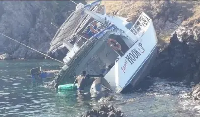 Detik-Detik Mencekam! Speedboat Hook Up Tabrak Karang di Labuan Bajo