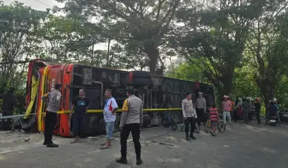 Bus Neo Trans Tujuan Palu Terbalik di Mamuju, 21 Penumpang Luka