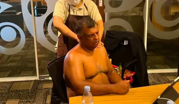 Bos AirAsia Tony Fernandes memimpin rapat manajemen sambil bertelanjang dada karena sedang dipijat. Foto: linkedin.com/Tony Fernandes