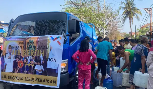 Bantuan air bersih IKA Unhas dan AAS Fondation