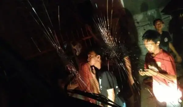 Mobil Damkar Makassar dilempari batu oleh warga di lokasi kebakaran. (dok. istimewa)