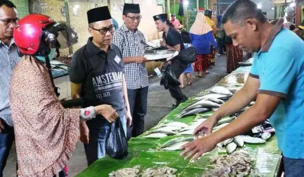 Sukriansyah S Latief (UQ) menyambangi pasar tradisional (dok.istimewa)