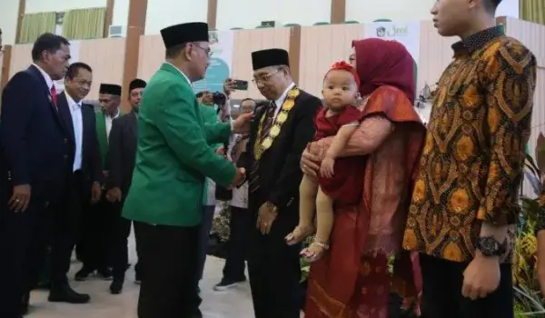 Prof Basri Modding menyalami Prof Sufirman (foto:tribunnews)