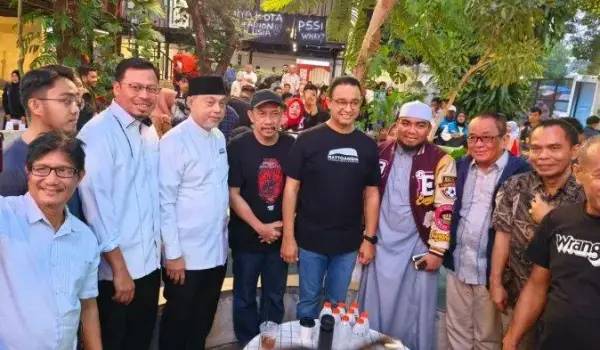 Anies Baswedan menemui relawan dan supporter PSM Makassar di Cafe Gory Jalan Moh. Paleo, Kec. Manggala, Kota Makassar