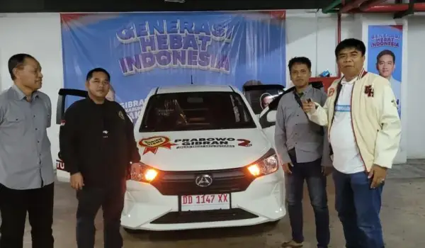 Para pemenang hadiah undian Jalan Sehat Satu Putaran bersama Cawapres Gibran Rakabuming Raka, tersenyum bahagia saat menerima hadiah pada hari pertama, Senin (27/11/2023) di sekretariat panitia AAS Building