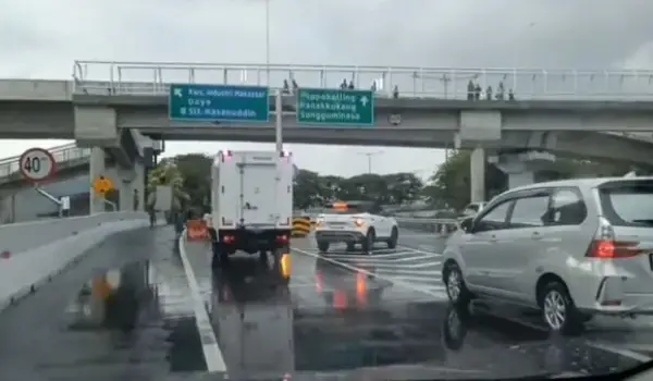 Warga menutup akses Jalan Tol Reformasi, Makassar. (dok. istimewa)