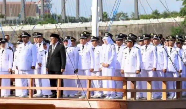 Mutasi 12 Pejabat Eselon II Digelar Danny di Kapal Pinisi