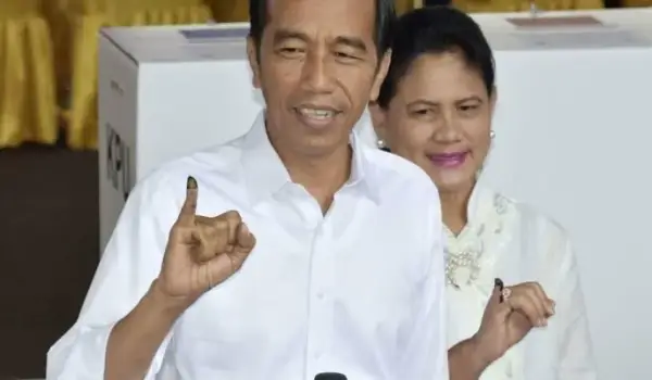 Jokowi bersama ibu Iriana usai pencoblosan
