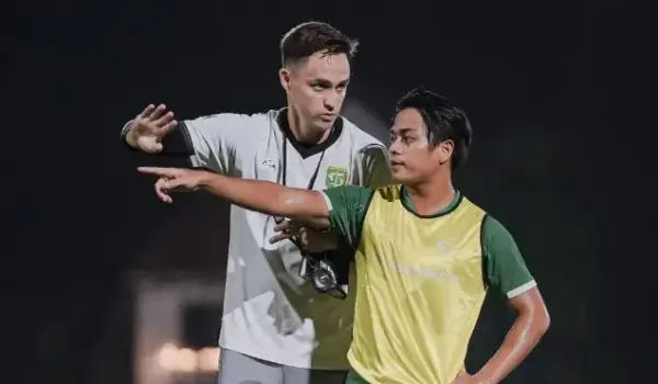 Jelang laga melawan Madura United, Persebaya menggelar latihan malam (instagram.com/officialpersebaya)