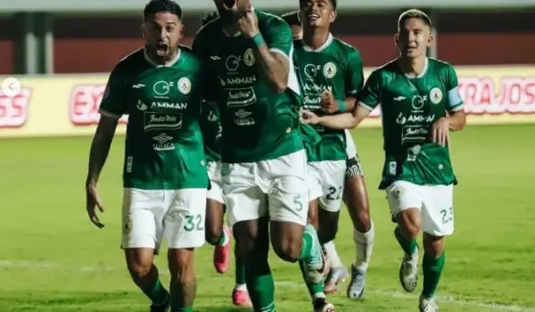 Pemain PSS Sleman Merayakan Gol