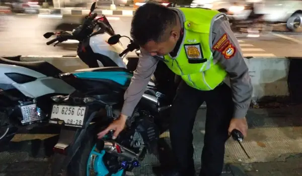 Sat Lantas Polrestabes Makassar menggelar razia kendaraan bermotor di jalan Pettarani Flay Over, Selasa malam (14/5/2024).