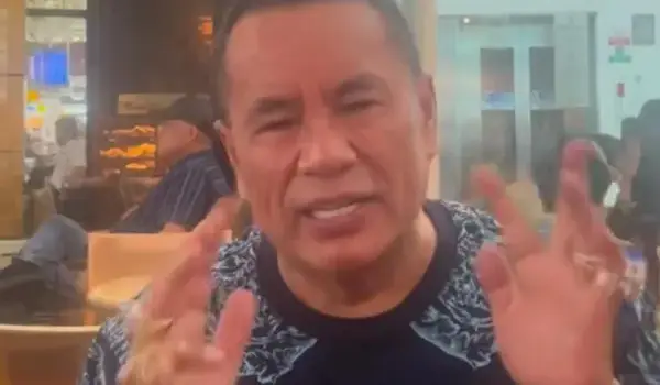 Foto: Hotman Paris mengeluh kepanasan di Bandara Sultan Hasanuddin Makassar. (Dok. IG Hotman Paris/Tangkapan Layar)