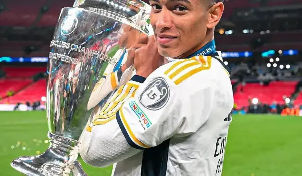 Jude Belingham dengan Trophy Liga Champions (instagram.com/judebellingham)