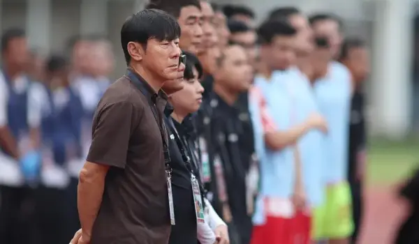 Shin Tae-yong bersama Official Timnas Indonesia ketika Pertandingan persahabatan lawan Tanzania (psssi.org)