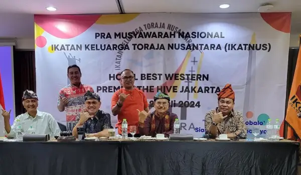 Foto : Ketum Ikat Nusantara, Ketua Harian, Sekjen dan Ketua Dewan Penasehat serta Ketua Panitia Pra Mubes