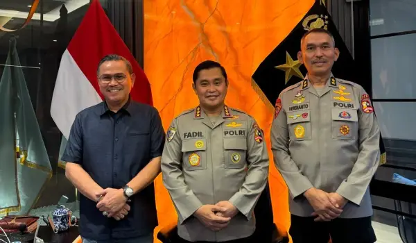 Irjen Pol (P) Drs Frederik Kalalembang (Kiri), Komjen Pol. Dr.Ã‚Â Mohammad Fadil Imran, M.Si (Tengah), Irjen. Pol. Drs. Verdianto Iskandar Bitticaca, M.Hum (kanan)
