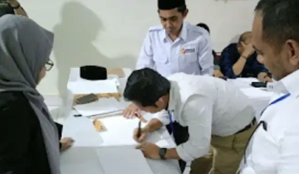Trisal Tahir menandatangani berita acara sidang mediasi di Bawaslu Palopo