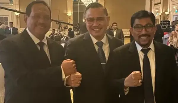 Dari kiri ke kanan, Irjen Pol (P) Drs. Rikwanto, Irjen Pol (P) Drs. Frederik Kalalembang dan Irjen Pol (P) Drs. Machfud Arifin.