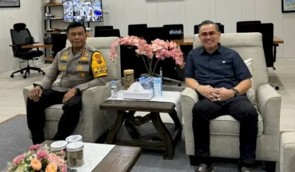 Irjen Pol (P) Drs. Frederik Kalalembang (kanan) saat berbincang hangat dengan Irjen Pol Yudhiawan Wibisono, saat menjabat Kapolda Sulut di Manado