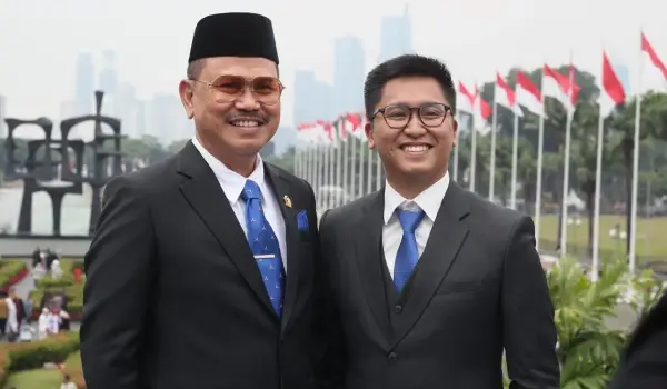 Foto Irjen Pol (P) Drs. Frederik Kalalembang bersama anak. (Sumber:Zag/mengabari.com)