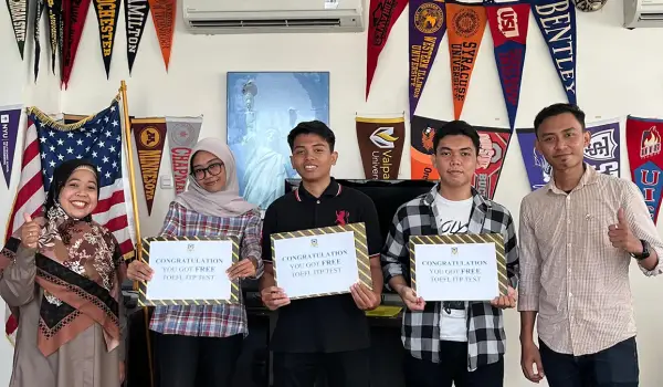 Foto bersama Dr. Ana Rosida (kiri) dengan mahasiswa peraih penghargaan dan perwakilan AdvisorÃ‚Â Edusa (kanan) (Sumber : Humas Unifa)