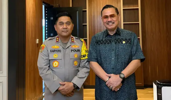 Irjen Pol Karyoto (kiri) dan Irjen Pol (Purn) Frederik Kalalembang (Kanan) di ruang kerja Kapolda Metro, Jumat pagi. (Sumber :Zul)
