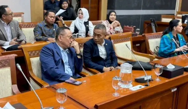 Frederik Kalalembang berada di ruang Komisi 1 DPR RI. (Foto : ist)