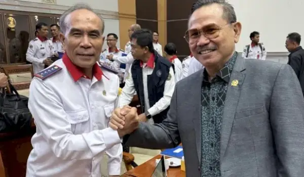 Kiri: Kepala Badan Siber dan Sandi Negara (BSSN), Letnan Jenderal TNI (Purn.) Hinsa Siburian, Kanan: Anggota Komisi I DPR RI, Irjen Pol (Purn) Frederik Kalalembang. (Foto:Ist)