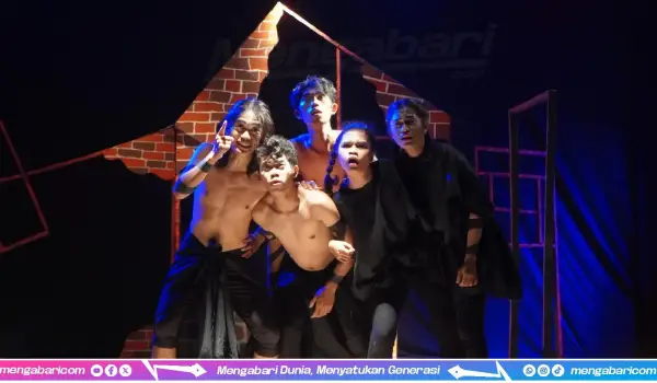 Pementasan Teater Bengkel Sastra dengan Naskah Ã¢â‚¬ËœPertunjukanÃ¢â‚¬â„¢  di FESTAMASIO XI, Universitas Padjadjaran, Jatinagor