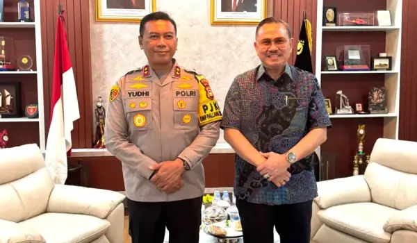 Foto bersama, Irjen Pol Yudhiawan - Kapolda Sulsel (kiri) dan Irjen Pol (Purn) Frederik Kalalembang - Anggota DPR-RI (kanan)