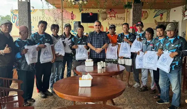 Frederik Kalalembang berrtemu dengan anggotaPersatuan Ojek Sorowako (POS) di Mireya Hotel Sorowako, Lutim. (Sumber : Ist)