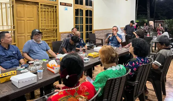 Anggota DPR RI, Irjen Pol (P) Drs. Frederik Kalalembang berdiskusi dengan masyarakat Ranteballa (Sumber : Ist)