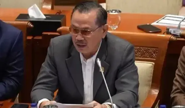 Anggota Komisi I DPR RI, Irjen Pol (Purn) Frederik Kalalembang saat memberikan masukan pada Menteri Pertahanan, Panglima TNI, dan para kepala staf angkatan