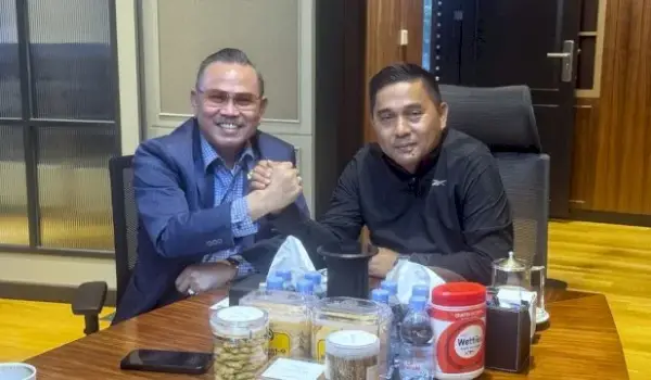 Anggota DPR RI Irjen Pol (P) Drs Frederik Kalalembang bersama Kapolda Metro Jaya Irjen Pol Karyoto di ruang kerja Kapolda Metro Jaya