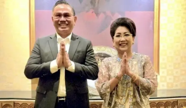 Ketum IkaTNus Irjen Pol (P) Drs Frederik Kalalembang bersama istri yang merupakan Ketua PIN Ny. Christine Frederik Kalalembang