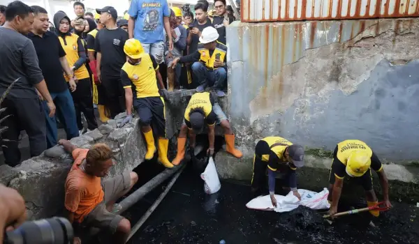 Jumat Bersih di saluran sekunder perbatasan Kecamatan Wajo dan Kecamatan Bontoala, serta di Jalan Satangnga, Kelurahan Ende, Kecamatan Wajo