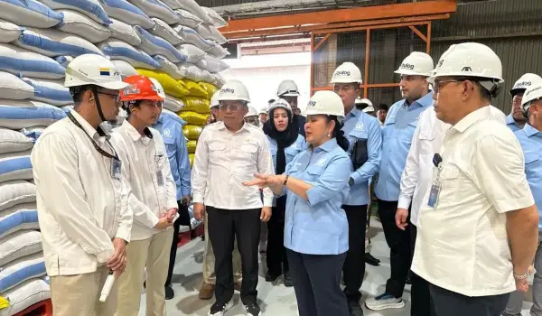 Ketua Komisi IV DPR Titiek Soeharto saat memimpin kunjungan kerja reses Komisi IV DPR di Kompleks Pergudangan Panaikang, Perum BULOG Kantor Cabang Makassar, Kantor Wilayah Sulawesi Selatan dan Sulawesi Barat pada Senin (11/8).
