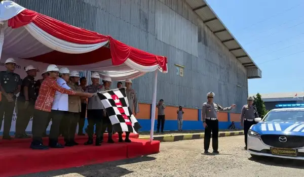 Kapolda Sulsel Irjen Rusdi Hartono dan Gubernur Sudirman Sulaiman melepas rombongan Gerakan Pangan Murah Polri (GPMP) di Gudang Bulog Panaikang, Kamis (14/8/2025).