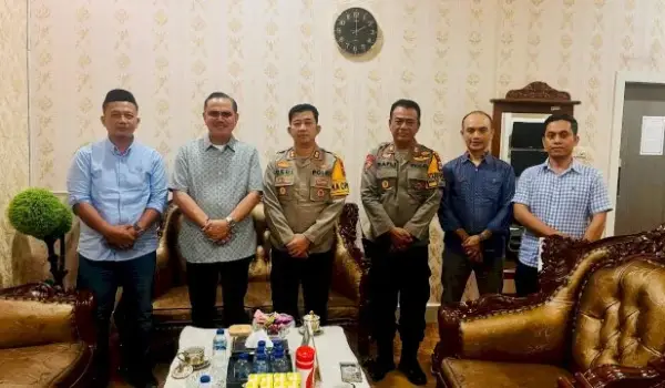 Anggota DPR RI Irjen Pol (P) Drs Frederik kalalembang saat bersilaturahmi dengan Kapolres Palopo AKBP Dedi Surya Dharma beserta pejabat Polres Palopo