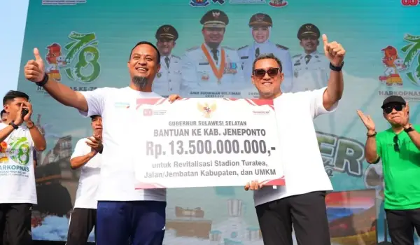 Gubernur Sulsel, Andi Sudirman Sulaiman serahkan bantuan revitalisasi stadion Turatea Jeneponto.