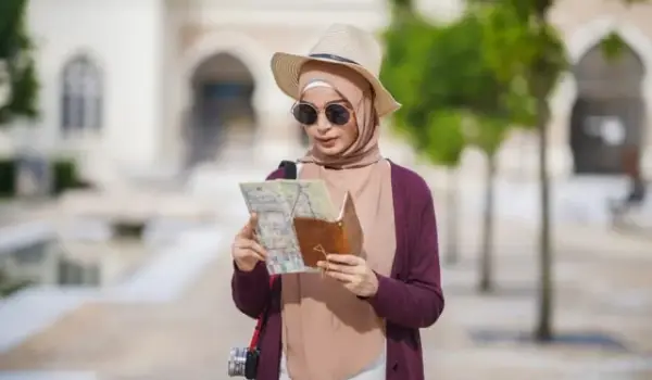Foto Ilustrasi perempuan Muslim tengah traveling sendirian.