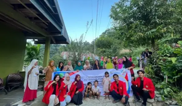 Foto bersama warga dan mahasiswa KKN dalam kegiatan sosialisasi dan demonstrasi pemanfaatan pekarangan rumah di Desa Pararra. Foto: Dokumentasi Pserta KKN