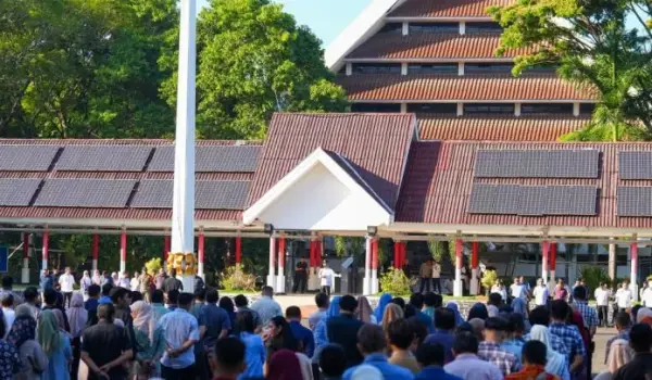 Gubernur Sulsel, Andi Sudirman Sulaiman memimpin apel pagi di lapangan kantor gubernur, jalan urip sumoharjo Kota Makassar, Senin 1 September 2025.