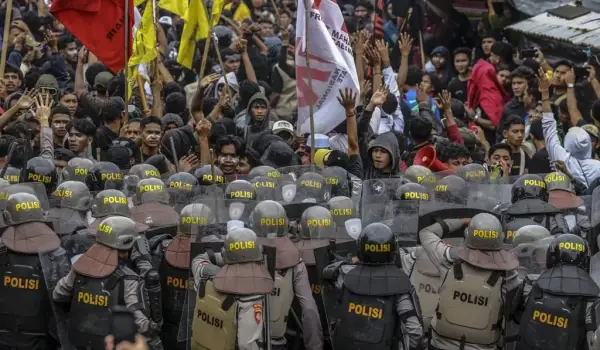 Sejumlah personel Polres Ternate membentuk barikade untuk mengadang mahasiswa masuk ke dalam kantor DPRD saat melakukan pengamanan di depan kantor DPRD Kota Ternate di Ternate, Maluku Utara, Senin (1/9/2025).