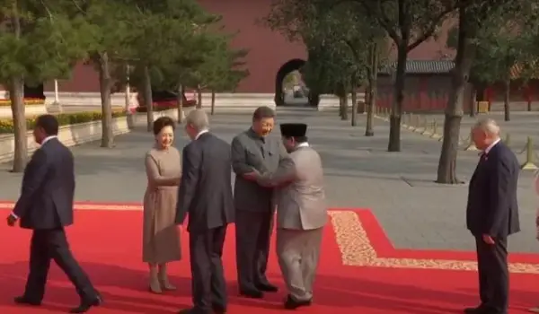 Presiden Tiongkok Xi Jinping sambut kedatangan Presiden RI Prabowo Subianto di Beijing, Rabu (3/09/2025). (Foto: tangkapan layar YouTube CNBC)