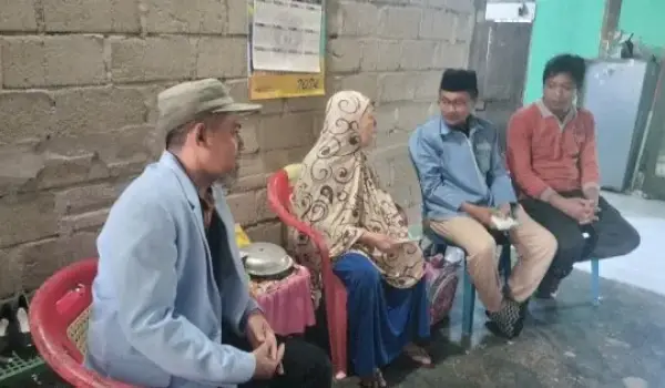 Pengurus BKPRMI Luwu Utara memberikan santunan kepada Sriningsih, seorang guru mengaji.
